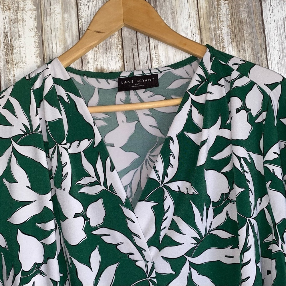 Lane Bryant Green White Tropical Leaf Print Pleated V-Neck Blouse 14/16 - Picture 5 of 7